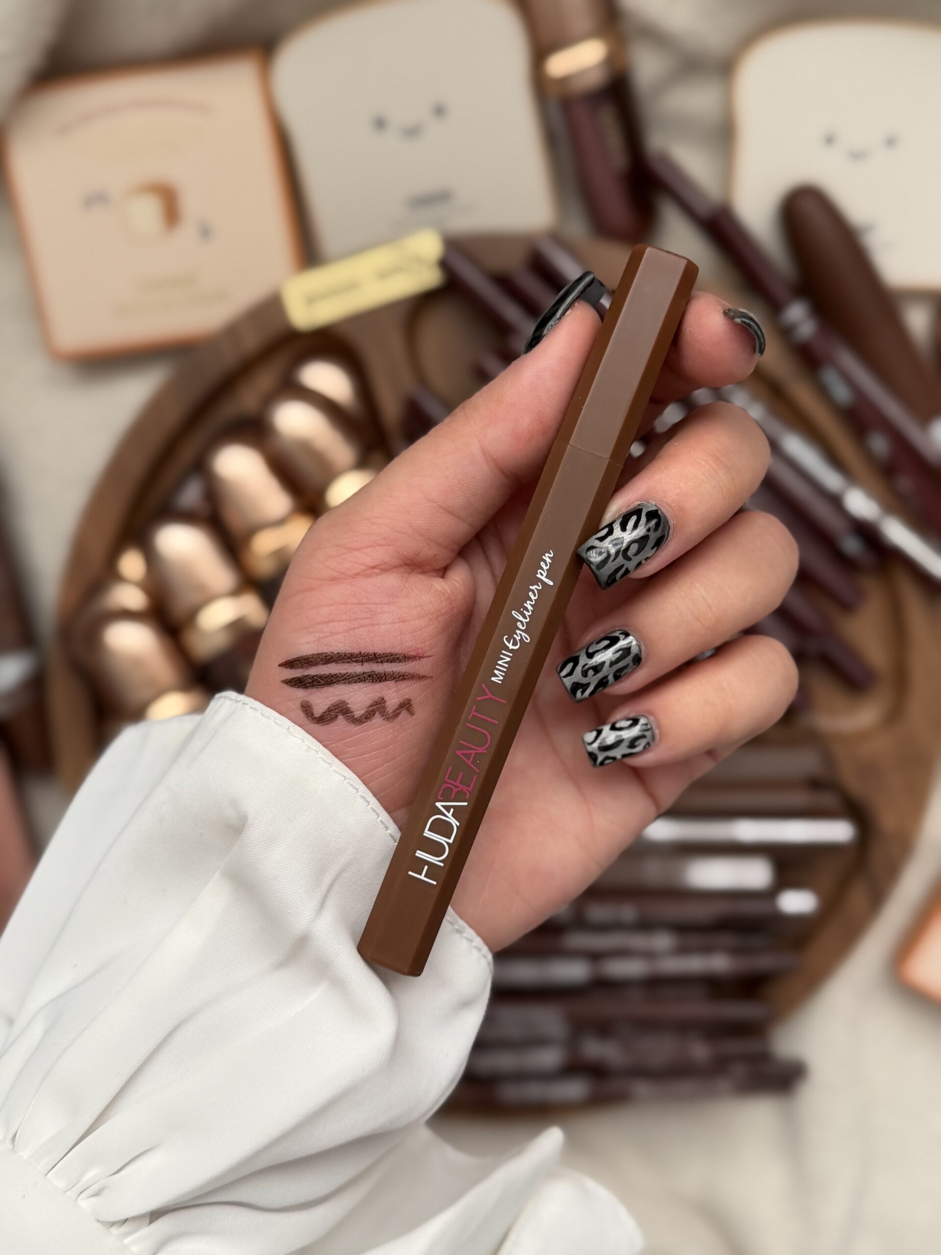 IMG_8075 خط چشم قهوه ای hudabeauty - تصویر 1